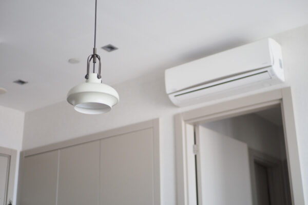 Klimatyzacja zamontowana na ścianie w nowoczesnym wnętrzu.