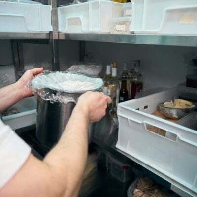 W komorach chłodniczych przechowywane są różne produkty spożywcze.