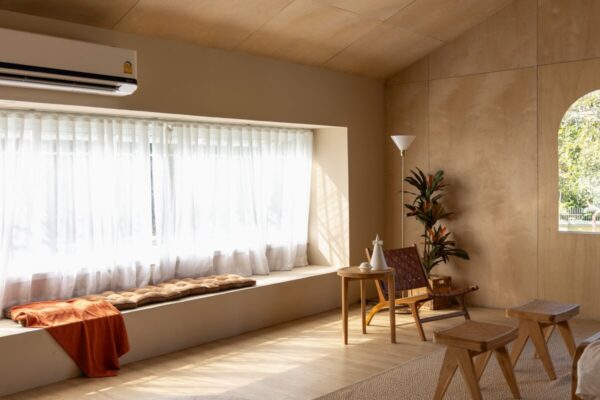 Przytulne wnętrze z oknem, roślinami i klimatyzacją do mieszkania.