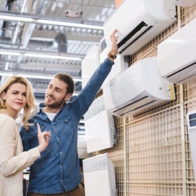 Para ogląda urządzenia związane z klimatyzacją w sklepie.