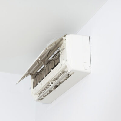 Na zdjęciu widać otwarty panel urządzenia do klimatyzacji zamontowanego na ścianie.