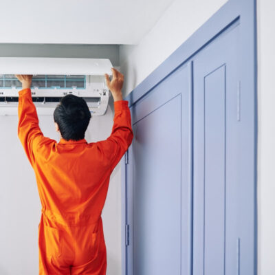 Montaż klimatyzacji w jasnym pomieszczeniu.