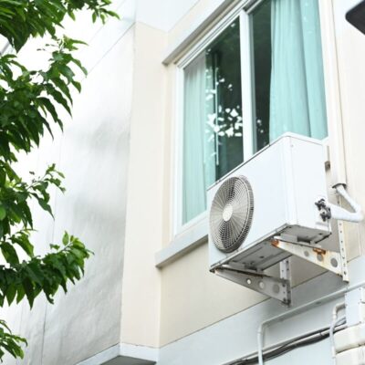 Jednostka klimatyzacyjna na ścianie budynku to typowe systemy chłodnicze.