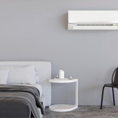W pokojowym wnętrzu znajduje się klimatyzacja do mieszkania zamontowana nad łóżkiem.