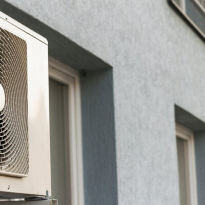 Systemy chłodnicze na zewnątrz budynku.