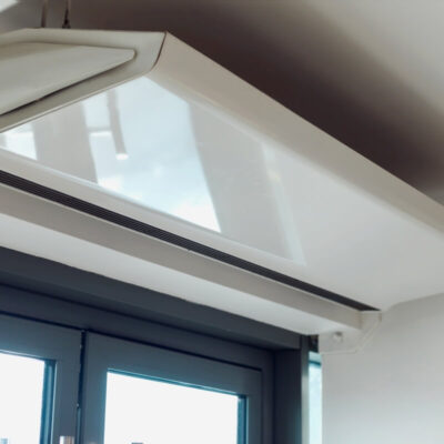 Klimatyzacja do mieszkania zamontowana nad oknem.