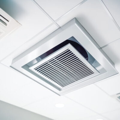 Na zdjęciu widoczny jest system wentylacyjny, podobny do tych używanych w komorach chłodniczych.