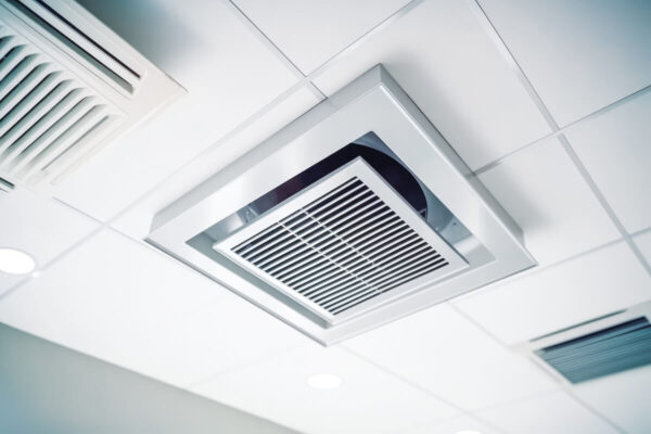 Na zdjęciu widoczny jest system wentylacyjny, podobny do tych używanych w komorach chłodniczych.