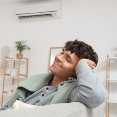 Osoba relaksująca się w pomieszczeniu z klimatyzacją, przypominającym komory chłodnicze.