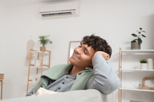 Osoba relaksująca się w pomieszczeniu z klimatyzacją, przypominającym komory chłodnicze.