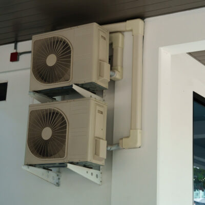 Na ścianie zamontowano systemy chłodnicze w postaci dwóch jednostek klimatyzacyjnych.