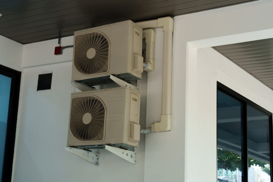 Na ścianie zamontowano systemy chłodnicze w postaci dwóch jednostek klimatyzacyjnych.