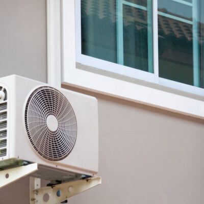 Na ścianie budynku zamontowane są systemy chłodnicze klimatyzacji.