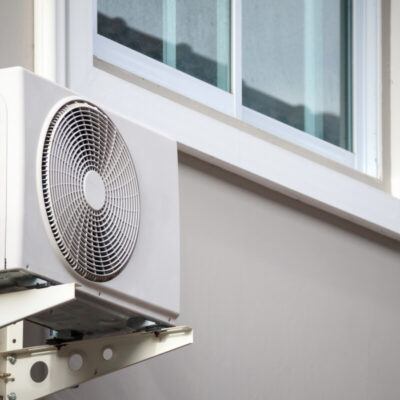 Klimatyzacja i chłodnictwo: czynniki o niskim GWP, wyższa szczelność i detekcja wycieków, inwerter, wentylatory EC, EEV; zgodność z F-gazy i PN-EN 378.