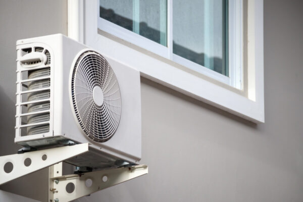 Klimatyzacja i chłodnictwo: czynniki o niskim GWP, wyższa szczelność i detekcja wycieków, inwerter, wentylatory EC, EEV; zgodność z F-gazy i PN-EN 378.